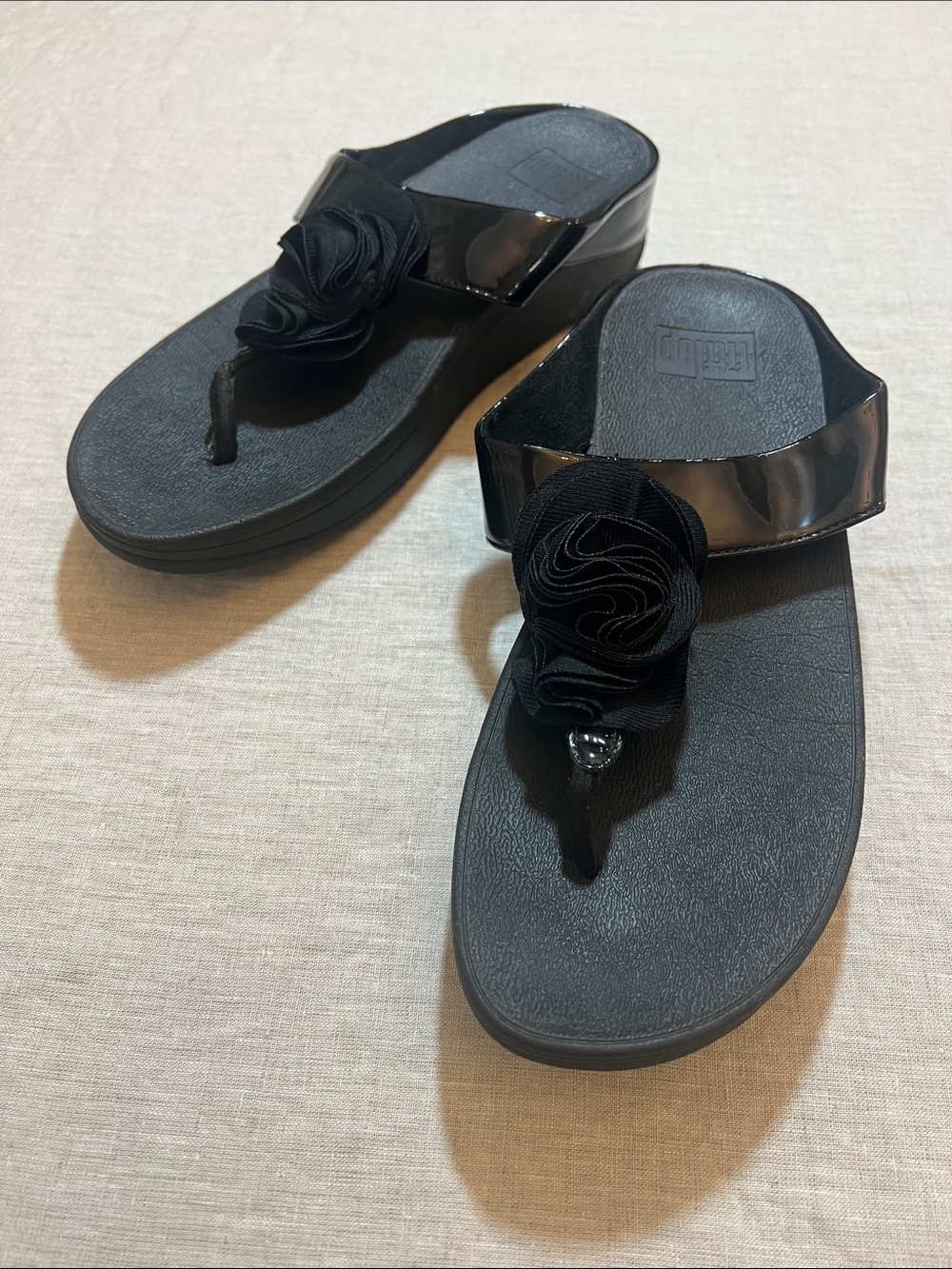 FitFlop Florrie Black Patent Leather Thong Slide Sandals with Rosette. Size 9